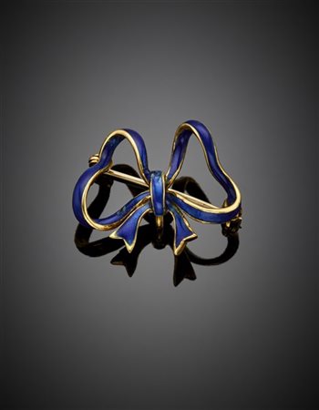 Spilla a fiocco in oro giallo e smalto blu, g 5,44 circa, largh. cm 2,80 circa.