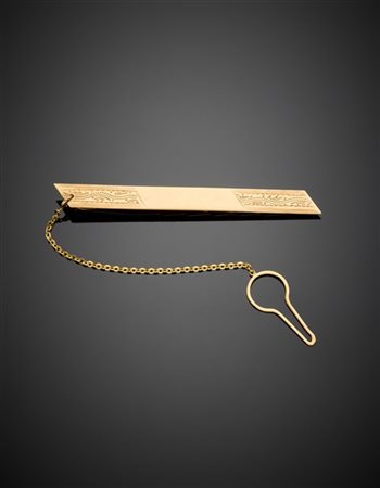 Fermacravatta in oro giallo cesellato , g 6,79 circa, lungh. cm 6,90 circa. Mar