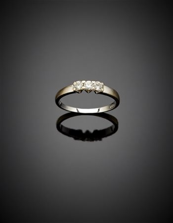 Anello in oro bianco con pietre incolori, g 2,12 circa misura 13/53. Marcato 21