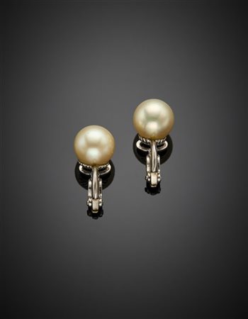 Orecchini in oro bianco con due perle coltivate di mm 9.70/9.80 circa g 5,48 ci