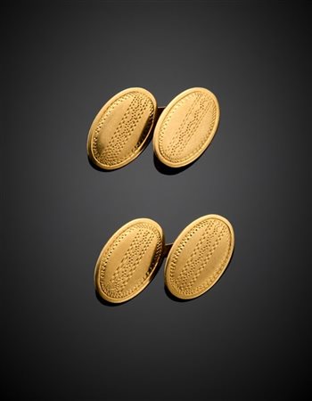 Gemelli ovali in oro giallo cesellato, g 3,76 circa, lungh. cm 1,50 circa. Marc