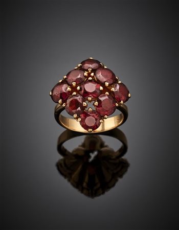 Anello in oro rosso con granati rotondi, g 9,66 circa misura 19/59.
