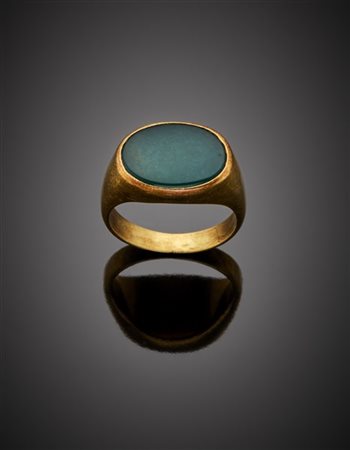 Anello in oro giallo con quarzo microcristallino verde, g 9,22 circa misura 20/