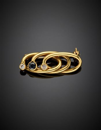 Spilla ad anelli ovali in oro giallo con diamanti e zaffiro, g 3,07 circa, larg