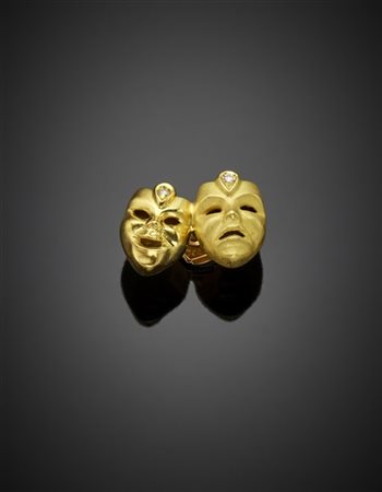 Pin oro giallo lucido e satinato a guisa di maschere rifinito con due piccoli d