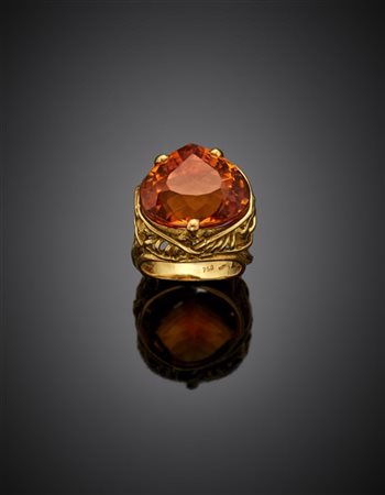 Anello in oro giallo con quarzo citrino a goccia di ct. 15,00 circa, g 13,58 ci