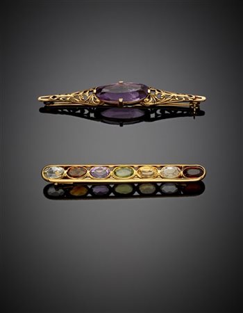 Lotto composto da due spille a barretta in oro giallo e gemme varie di cm 4,70