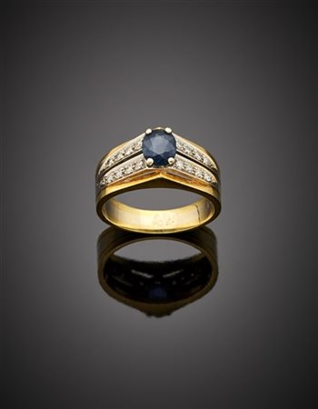 Anello in oro giallo e bianco con diamanti huit-huit e zaffiro ovale, g 7,64 ci