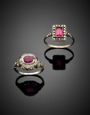 Lotto composto da anello in platino con rubino a cuscino di ct. 0,90 circa e di