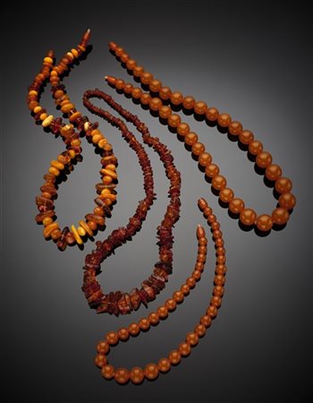Lotto composto da quattro collane a scalare e non di cui due in ambra scaldata
