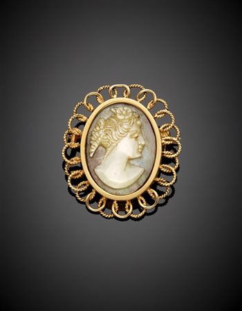 Spilla in oro giallo con cammeo in madreperla, g 7,35 circa, lungh. cm 3,40 cir