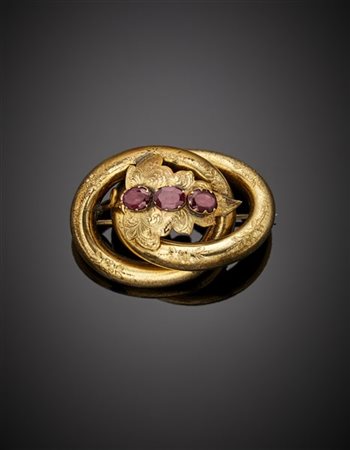 Spilla a nodo in oro giallo 300/1000 con tre granati, g 18,73 circa, largh. cm