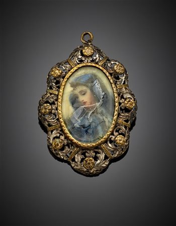 Spilla/pendente in oro giallo e argento cesellati con miniatura, iscrizione sul
