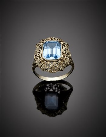 Anello in oro bianco traforato con pasta vitrea azzurra, g 3,97 circa misura 18