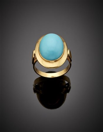 Anello in oro giallo e pasta di turchese ovale cabochon, g 6,53 circa misura 17
