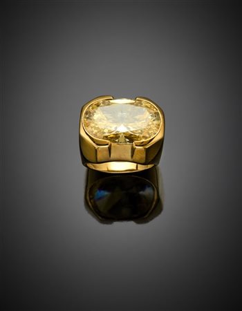 Anello in oro giallo con zirconia cubica ovale gialla di ct. 14 circa, g 12,70