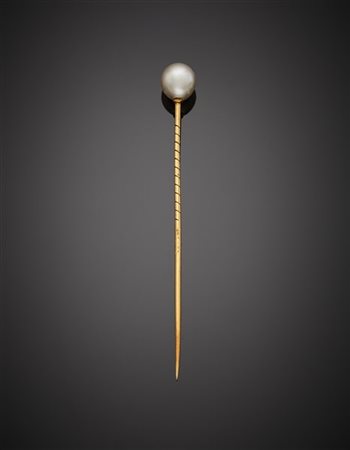 Spillone in oro giallo con perla di mm 7,70x9,50 circa, g 1,90 circa, lungh. cm