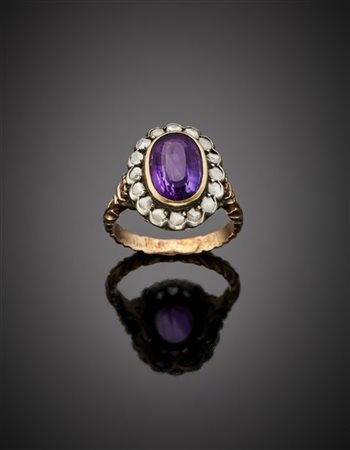 Anello in oro 333/1000 e argento, al centro un'ametista ovale rifinita con diam