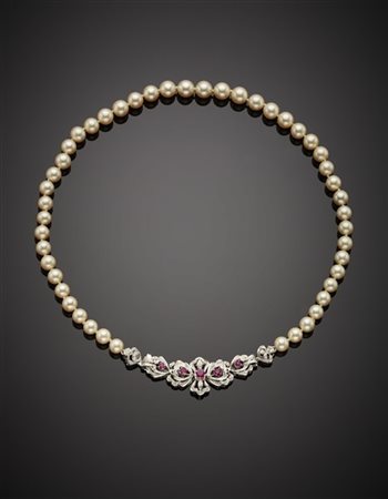 Collana di perle coltivate leggermente a scalare da mm 6,25 a mm 7,60 circa con