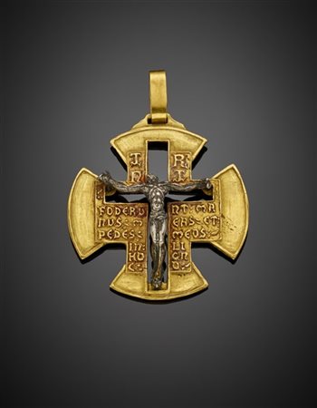 Croce pendente in oro giallo con Cristo in argento a tutto tondo e iscrizione l