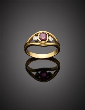 Anello in oro giallo con rubino ovale e piccoli diamanti, dettagli in oro bianc