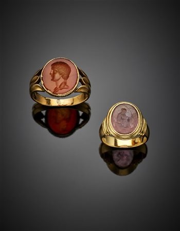 Due anelli in oro giallo con intagli in corniola e tormalina rosa, complessivi