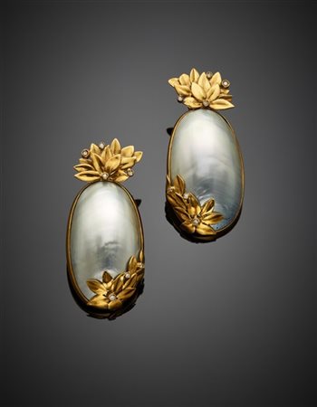 Orecchini pendenti in oro giallo, madreperla e diamanti, g 21,95 circa, lungh.