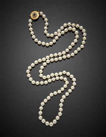 Lunga collana di perle coltivate di mm 7/7,50 circa con chiusura in oro giallo,