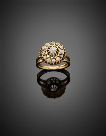 Anello in oro giallo a fiore con diamanti irregolari a mezza rosetta, g 6,25 ci