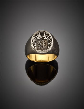 Anello da uomo in oro e metallo con stemma, lordi g 14,02 circa misura 24/64.