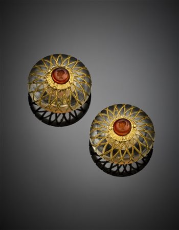 Orecchini in resina, paste vitree e oro giallo, g 35,85 circa, diam. cm 4 circa