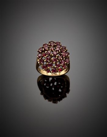 Anello in oro giallo 333/1000 rifinito con granati, g 6,35 circa misura 13/53.