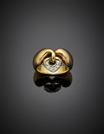 Anello in oro giallo con piccolo cuore pendente in oro bianco e diamanti, g 8,1