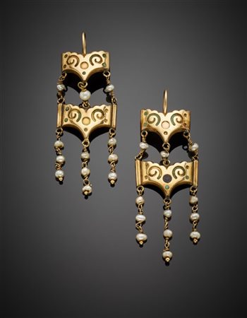 Orecchini pendenti in oro giallo 333/1000 con smalti e microperle, un orecchino