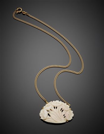 UNOAERRE
Catenina in oro giallo con centrale floreale in corallo bianco scolpit