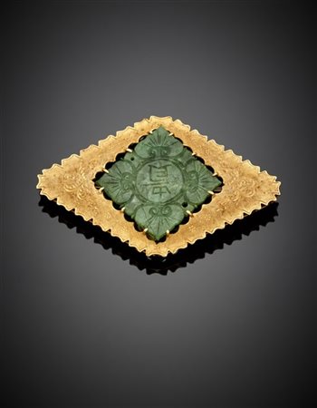 Spilla in oro giallo cesellato con giadeite incisa, g 7,10 circa, largh. cm 4,9