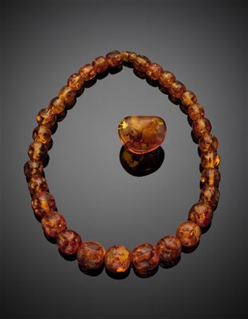 Lotto in ambra composto da una collana a scalare di cm 56 circa con boule da mm
