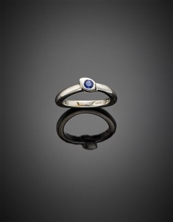 MANFREDI
Anello in oro bianco con piccolo zaffiro, g 6,75 circa misura 13/53. F