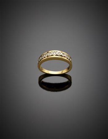 Anello in oro giallo e bianco con diamanti, g 4,05 circa misura 13/53.