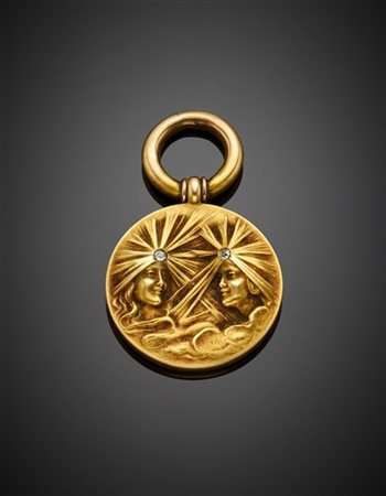 Pendente in oro giallo 333/1000 sbalzato rifinito in diamanti, g 3,57 circa, lu