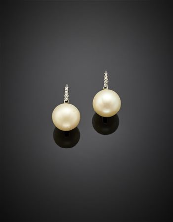 Orecchini in oro bianco con due perle coltivate di mm 11,80/11,90 circa rifinit