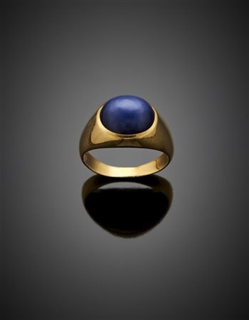 Anello in oro giallo con corindone blu stellato cabochon, g 7,79 circa misura 1