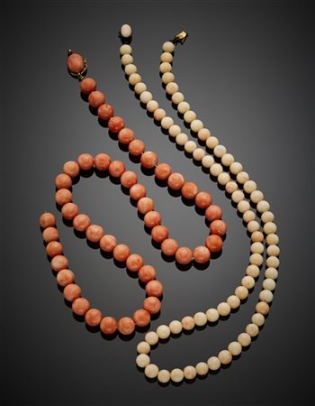 Lotto di due collane in boules di corallo variegato rosa e bianco da mm 8,50 a