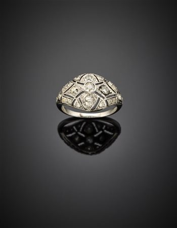 Anello in oro bianco e platino con diamanti per complessivi ct. 0,40 circa, g 4