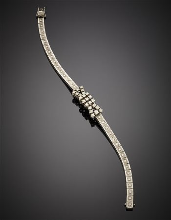Bracciale in oro bianco e diamanti con centrale, per complessivi ct. 1,90 circa