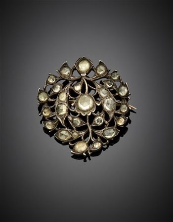 Spilla in oro rosso 333/1000, argento e paste vitree, g 10,41 circa, lungh. cm