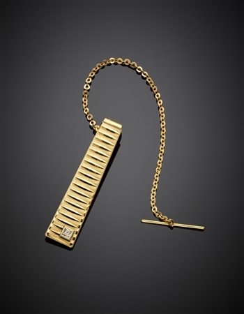 Fermacravatta in oro giallo con diamante, g 8,92 circa, lungh. cm 4,20 circa.