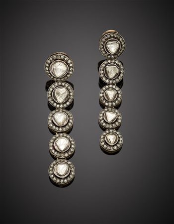 Due orecchini pendenti a scalare leggermente differenti in oro rosso 333/1000 e