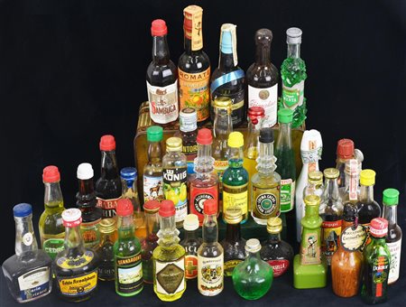 LOTTO DI LIQUORI IN MINIATURA composto da 40 bottiglie di liquore in...