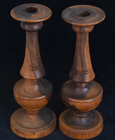 COPPIA DI CANDELIERI in legno d'ulivo Italia, prima meta' XX sec. h 22 cm...